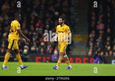 Craven Cottage, Fulham, Londres, Royaume-Uni. 27 novembre 2023. Premier League football, Fulham contre Wolverhampton Wanderers ; Un déçu Rayan ait-Nouri de Wolverhampton Wanderers part avec une blessure à la 19e minute. Crédit : action plus Sports/Alamy Live News Banque D'Images