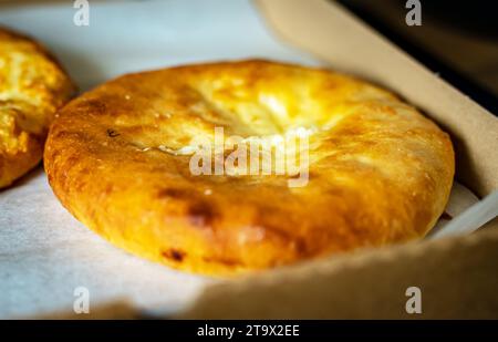 Pain plat géorgien khachapuri avec fromage. Restauration rapide à la maison. Banque D'Images