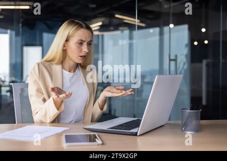 Frustré triste contrarié femme travaillant à l'intérieur du bureau, femme d'affaires a obtenu un mauvais résultat de réalisation, travailleur féminin malheureux lisant les données de l'écran d'ordinateur portable. Banque D'Images
