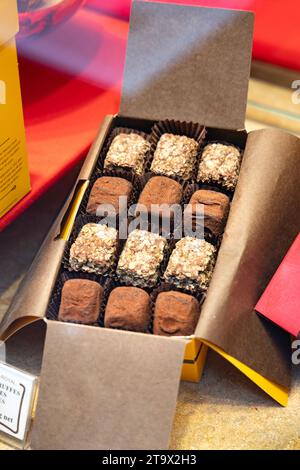 Truffes au chocolat belge exposées à la chocolaterie corné Port-Royal, Galerie Royale de Saint Hubert, Bruxelles, Belgique Banque D'Images