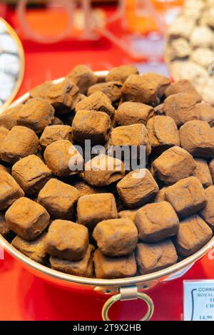 Truffes au chocolat belge exposées à la chocolaterie corné Port-Royal, Galerie Royale de Saint Hubert, Bruxelles, Belgique Banque D'Images