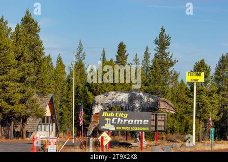 Chiliquin, Oregon, États-Unis - 22 octobre 2023 : Chrome Shop occupant l'ancien Thunderbeast Park près de l'autoroute 97. Banque D'Images