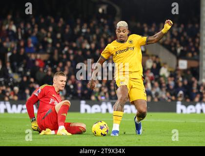 Londres, Royaume-Uni. 27 novembre 2023. Mario Lemina de Wolverhampton Wanderers intercepte Bernd Leno de Fulham lors du match de Premier League à Craven Cottage, Londres. Le crédit photo devrait se lire : David Klein/Sportimage crédit : Sportimage Ltd/Alamy Live News Banque D'Images