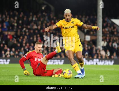 Londres, Royaume-Uni. 27 novembre 2023. Mario Lemina de Wolverhampton Wanderers intercepte Bernd Leno de Fulham lors du match de Premier League à Craven Cottage, Londres. Le crédit photo devrait se lire : David Klein/Sportimage crédit : Sportimage Ltd/Alamy Live News Banque D'Images