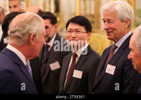 Le roi Charles III (à gauche) s’entretient avec Jamie Dimon, PDG de JPMorgan Chase (deuxième à droite) lors d’une réception au Palais de Buckingham, à Londres, pour marquer le Sommet mondial de l’investissement 2023. Date de la photo : lundi 27 novembre 2023. Banque D'Images