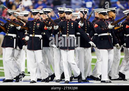 Indianapolis, Indiana, États-Unis. 26 novembre 2023. Le peloton Silent Drill du corps des Marines des États-Unis joue pendant la mi-temps du match de football entre les Buccaneers de Tampa Bay et les Colts d'Indianapolis au Lucas Oil Stadium d'Indianapolis, dans l'Indiana. Indianapolis bat Tampa Bay 27-20. John Mersits/CSM/Alamy Live News Banque D'Images