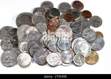 Pile de pièces américaines de différentes époques et valeurs, 1 cents, dix cents, quarts, demi-dollars, et dollars, vintage rétro vieux États-Unis d'Amérique Banque D'Images