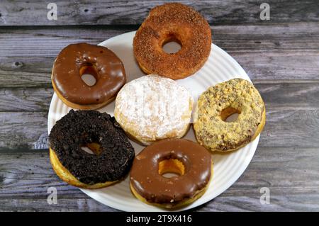 Assorti avec diverses garnitures, saveurs et garnitures, un beignet ou beignet, un type d'aliment à base de pâte frite levée, généralement frite d'un f Banque D'Images