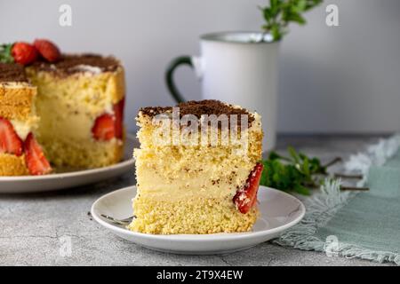 Morceau de gâteau Fraisier français. Banque D'Images