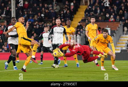 Le gardien de but de Fulham Bernd Leno effectue un sauvetage lors du match de Premier League à Craven Cottage, Londres. Date de la photo : lundi 27 novembre 2023. Banque D'Images