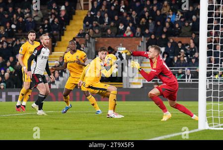 Le gardien de but de Fulham Bernd Leno effectue un sauvetage lors du match de Premier League à Craven Cottage, Londres. Date de la photo : lundi 27 novembre 2023. Banque D'Images