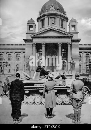 Suite à l'invasion allemande de la Yougoslavie le 6 avril 1941, pendant la Seconde Guerre mondiale, la ville de Belgrade est occupée le 12 avril. Un char allemand passe le général von Kleist devant le Parlement Yogoslav. Banque D'Images