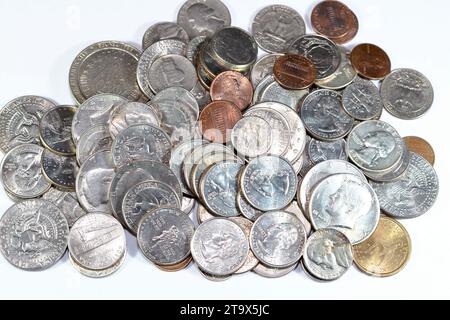 Pile de pièces américaines de différentes époques et valeurs, 1 cents, dix cents, quarts, demi-dollars, et dollars, vintage rétro vieux États-Unis d'Amérique Banque D'Images