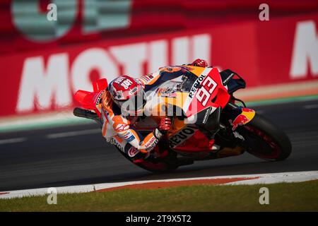 Marc Marquez, de l'Espagne, et l'équipe Repsol Honda Team roulent lors de la séance de course du MotoGP Gran Premio Motul de la Comunitat Valenciana le 26 novembre 2 Banque D'Images