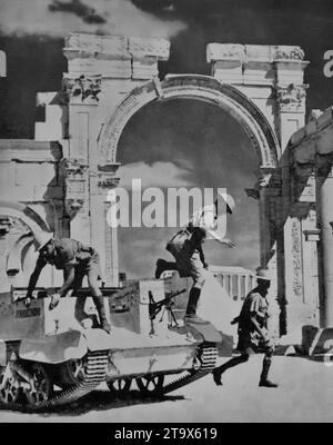 Un porte-canon bren pendant la Seconde Guerre mondiale avec des troupes françaises libres et impériales s'arrête devant les ruines d'une ancienne colonnade romaine dans la ville de Palmyre en Syrie pour faire face aux poches de résistance. La ville capturée le 3 juillet 1941, était importante en raison de sa proximité avec un oléoduc vers Tripoli. Banque D'Images