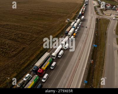 Les camions font la queue pour traverser la frontière à Medyka alors que les agriculteurs polonais font grève et bloquent le transport par camion à Medyka - poste frontière entre la Pologne et l'Ukraine le 27 novembre 2023. L'Union exige la renégociation des accords de transport entre l'Ukraine et l'Union européenne. Medyka est le quatrième site de grève. Les manifestants n'autorisent que 4 camions commerciaux par heure, ce qui exclut l'aide humanitaire et militaire, le carburant et la nourriture. La grève a commencé le 6 novembre. Les camionneurs ukrainiens disent attendre dans la file d'attente plus de 10 jours. Banque D'Images