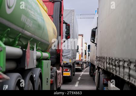 Les camions font la queue pour traverser la frontière à Medyka alors que les agriculteurs polonais font grève et bloquent le transport par camion à Medyka - poste frontière entre la Pologne et l'Ukraine le 27 novembre 2023. L'Union exige la renégociation des accords de transport entre l'Ukraine et l'Union européenne. Medyka est le quatrième site de grève. Les manifestants n'autorisent que 4 camions commerciaux par heure, ce qui exclut l'aide humanitaire et militaire, le carburant et la nourriture. La grève a commencé le 6 novembre. Les camionneurs ukrainiens disent attendre dans la file d'attente plus de 10 jours. Banque D'Images