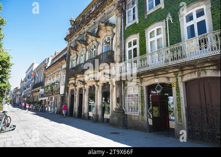 Braga, Portugal - juin 30 2023 : personnes marchant dans le centre-ville de Braga, nord du Portugal, foyer sélectif Banque D'Images