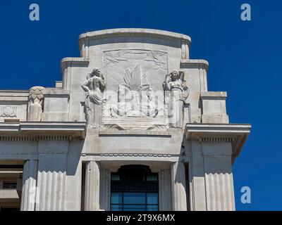 Nice, France - 27 juillet 2022 : façade Art Déco du Palais de la Méditerranée sur la Promenade des Anglais à Nice, France. Banque D'Images