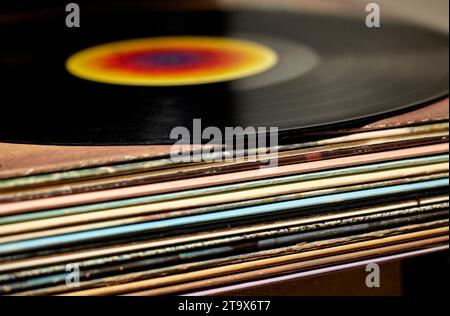 Gros plan d'une pile de vestes vintage 33 tours Vinyl Record Album Banque D'Images