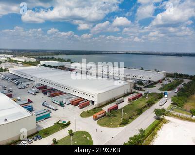 Vue aérienne des entrepôts de distribution, Miami, Floride, USA Banque D'Images