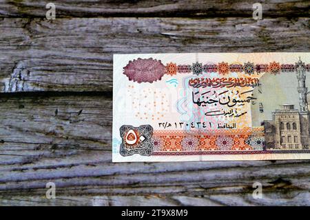 Faces avers de 50 LE billet de banque de cinquante livres égyptiennes série 2001 présente la mosquée Abu Hurayba (mosquée Qijmas al-Ishaqi), foyer sélectif de m égyptien Banque D'Images