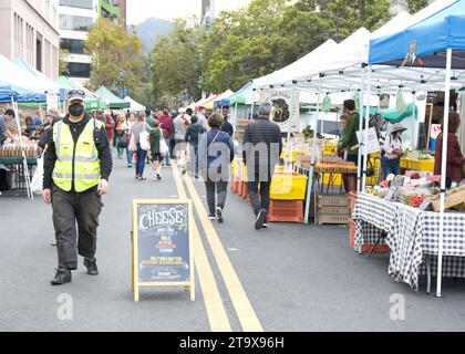 Berkeley, CA - 30 septembre 2023 : marché fermier du centre-ville de Berkeley. Marché en plein air où les agriculteurs californiens apportent des produits frais et cultivés localement et f Banque D'Images