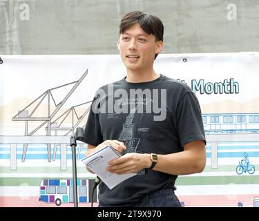 Berkeley, CA - 30 septembre 2023 : télégraphe pour les gens Brandon Yung parlant à un rassemblement de transit à l'extérieur de la station BART du centre-ville de Berkeley. Banque D'Images