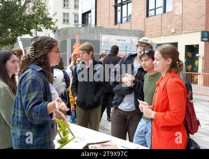 Berkeley, CA - 30 septembre 2023 : Telegraph for People bénévoles homme tables d'information à un rassemblement de transit à l'extérieur de la station BART du centre-ville de Berkeley. Banque D'Images