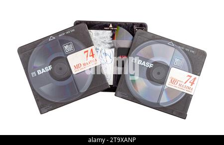 Rétro petit Sony Mini Disc Set vue de dessus, objets isolés sur fond blanc, découpés, usés vieux format de stockage magnétique de données de musique obsolète 3 bas Banque D'Images