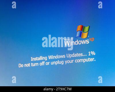 Mise à jour du système d'exploitation Microsoft Windows XP, installation des mises à jour progression d'un pour cent, ne pas éteindre ou débrancher votre ordinateur message de mise à jour du système d'exploitation simpl Banque D'Images