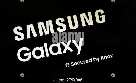 Samsung Galaxy S phare smartphone série appareil mobile boot logo AMOLED détail de l'affichage fermé sécurisé par la technologie KNOX, célèbre son de téléphone mobile Banque D'Images