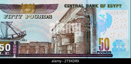 Un grand fragment du verso de la série de billets de banque de 50 LE Fifty Egyptian Pounds 2001 présente une image du temple d'Edfou, du scarabée ailé et un phar Banque D'Images