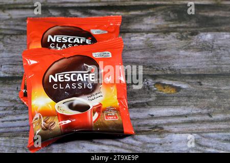 Le Caire, Egypte, novembre 4 2023 : Nescafé sachet classique, Nescafé est une marque de café fabriquée par Nestlé, un café instantané mondial généralement pris en brea Banque D'Images