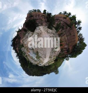 vue sphérique sur la scène de l'environnement autour du paysage de carrière. Banque D'Images