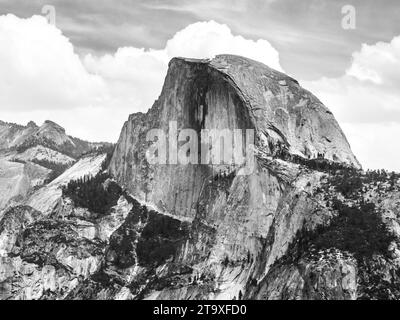 Parc national de Yosemite et Half Dome, Californie, États-Unis. Image en noir et blanc. Banque D'Images