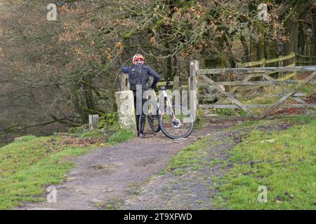 21.11.23 Darwen, Lancashire, Royaume-Uni. Homme en lycra noir VTT à Darwen Tower sur les West pennine Moors dans le Lancashire Banque D'Images