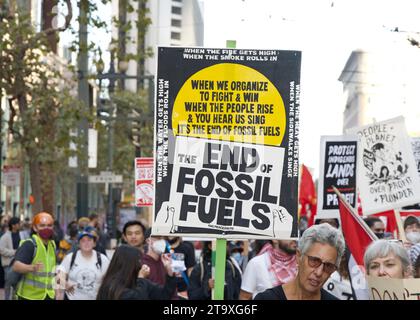 San Francisco, CA - 12 novembre 2023 : les participants protestant contre la réunion de l'APEC dans la ville, rejoints par des manifestants pro-palestiniens protestant contre la guerre. Marche vers le haut Banque D'Images