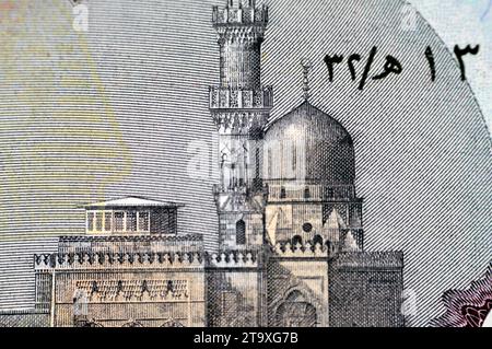 Détails, gros plan des billets de banque égyptiens de 50 LE Fifty Pounds présente la mosquée Abu Hurayba sur le côté avers et n image du temple d'Edfou, ailé s Banque D'Images