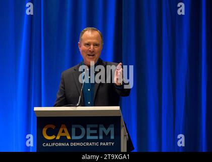 Sacramento, CA - 17 novembre 2023 : le représentant Adam Schiff s'exprimant à la réunion du caucus des femmes au congrès d'approbation du CADEM à la Sacramento Co Banque D'Images