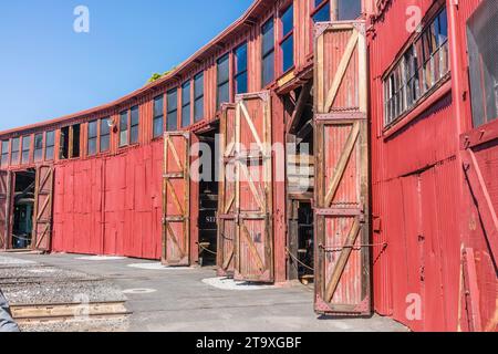 Sierra Railroad Shops voies ferrées menant à la maison ronde à Jamestown, Californie. Banque D'Images