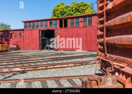 Sierra Railroad Shops voies ferrées menant à la maison ronde à Jamestown, Californie. Banque D'Images