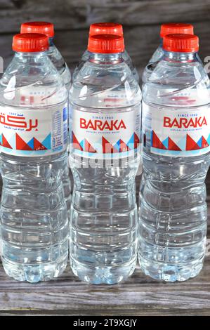 Le Caire, Egypte, octobre 15 2023 : les bouteilles d'eau minérale naturelle Baraka, enrichies d'un équilibre de minéraux pour un goût doux, désaltèrent et désaltèrent Banque D'Images