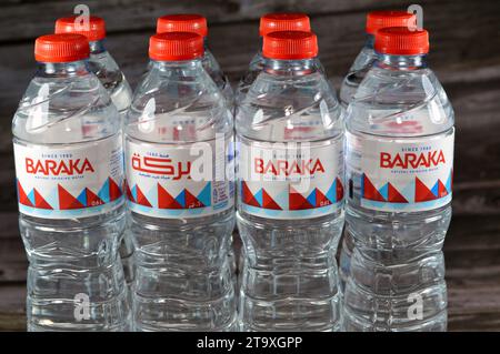Le Caire, Egypte, octobre 15 2023 : les bouteilles d'eau minérale naturelle Baraka, enrichies d'un équilibre de minéraux pour un goût doux, désaltèrent et désaltèrent Banque D'Images