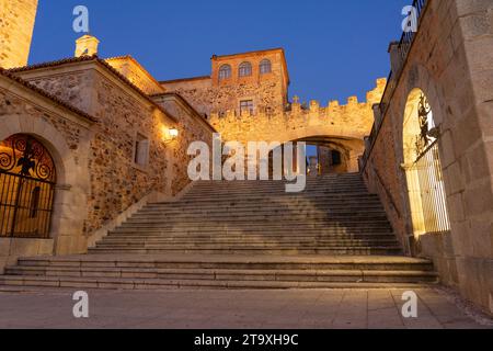 Arc étoilé (Arco de la Estrella) dans la vieille ville de Caceres, site du patrimoine mondial par l'UNESCO, Estrémadure, Espagne. Banque D'Images