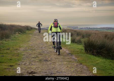 21.11.23 Darwen, Lancashire, Royaume-Uni. Homme en lycra noir VTT à Darwen Tower sur les West pennine Moors dans le Lancashire Banque D'Images