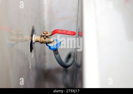 Le Caire, Egypte, octobre 9 2023 : robinet de machine à laver Star avec tuyau d'eau pour l'alimentation en eau de la vanne d'entrée d'eau, l'entretien et les appareils ménagers Banque D'Images