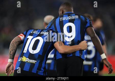 Turin, Italie. 26 novembre 2023. Lautaro Martinez du FC Internazionale célèbre avec son coéquipier Marcus Thuram après avoir marqué pour niveler le match à 1-1 lors du match de Serie A au stade Allianz, Turin. Le crédit photo devrait se lire : Jonathan Moscrop/Sportimage crédit : Sportimage Ltd/Alamy Live News Banque D'Images