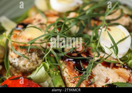 Poulet savoureux, œuf dur et légumes à l'estragon, gros plan Banque D'Images