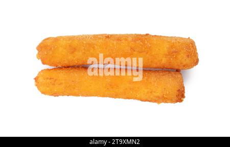 Savoureux bâtons de mozzarella frits isolés sur blanc, vue de dessus Banque D'Images